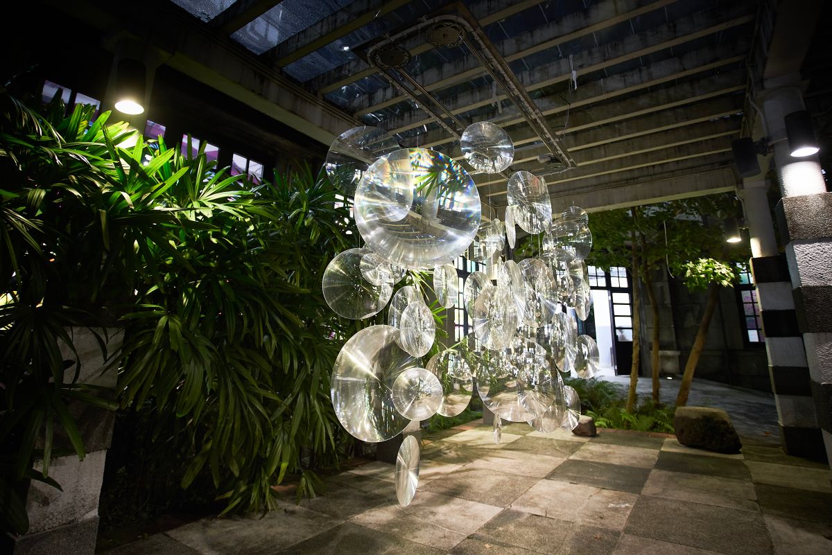 ▲松菸巴洛克花園東側涼亭處，徐寧孺《Multiverse》光雕作品點亮黑夜。 （圖／品牌提供）