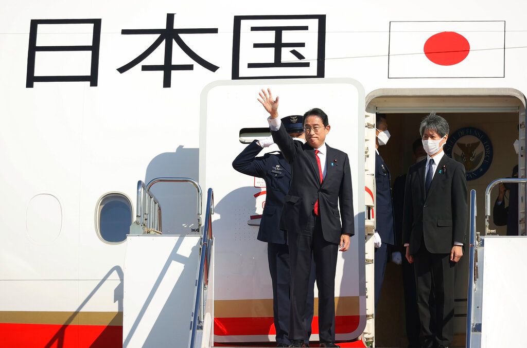 ▲日本首相岸田文雄10月22日結束訪問澳洲行程要返回日本時，因政府專用機「空軍一號」發生機體問題，轉搭備用機。（圖／美聯社／達志影像）