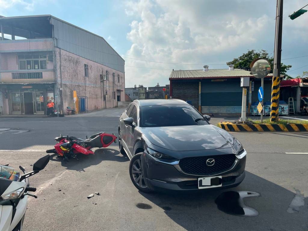 ▲棒球國手曾頌恩左轉時，疑因未禮讓直行車，造成事故發生。（圖／翻攝畫面）