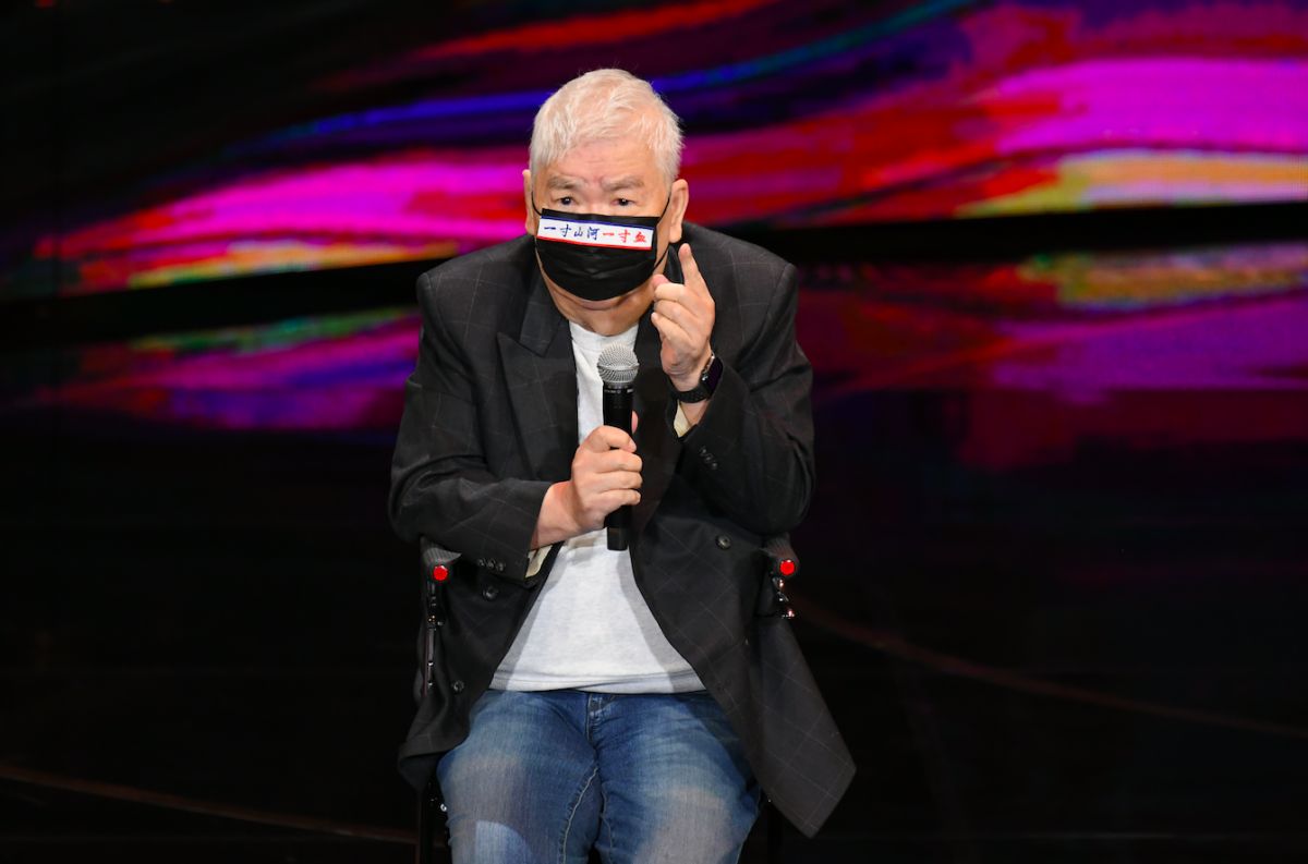 ▲陳君天以免洗筷比喻台灣電視文化。（圖／三立電視提供）