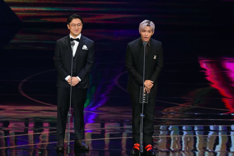 ▲炎亞綸（右）與韓國知名製作人丁哲珉一起頒獎，流利地以3語言對談。（圖／三立電視提供）