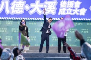 鄭運鵬今日成立八德、大溪後援會,即使現場下雨,桃園市民仍坐無虛席,熱情相挺。 ▲鄭運鵬今日成立八德、大溪後援會,即使現場下雨,桃園市民仍坐無虛席,熱情相挺。(圖/民進黨提供)