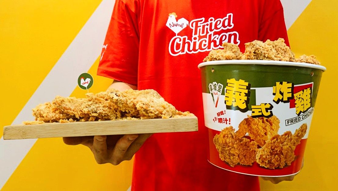 ▲「被披薩耽誤的炸雞店」拿坡里推出超強「買1送10」優惠，買「1公斤腿排桶」送「10隻胡椒雞翅」的好康只到10月底，倒數7天趕快開嗑！（圖／品牌提供）