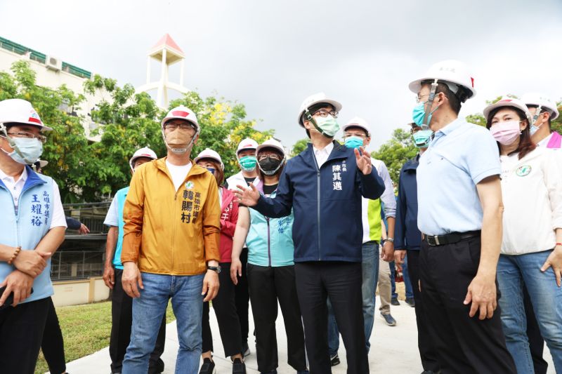 ▲陳其邁雨露均霑強調市政不分藍綠,2年拚4年「緊緊緊」作風,民調始終居高不下。(圖/翻攝自陳其邁臉書)