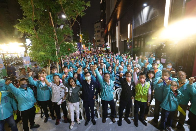 ▲選情冷颼颼加上陳其邁爭取連任十拿九穩,綠營人士憂心投票率低恐影響議會無法實質過半。(圖/翻攝自陳其邁臉書)
