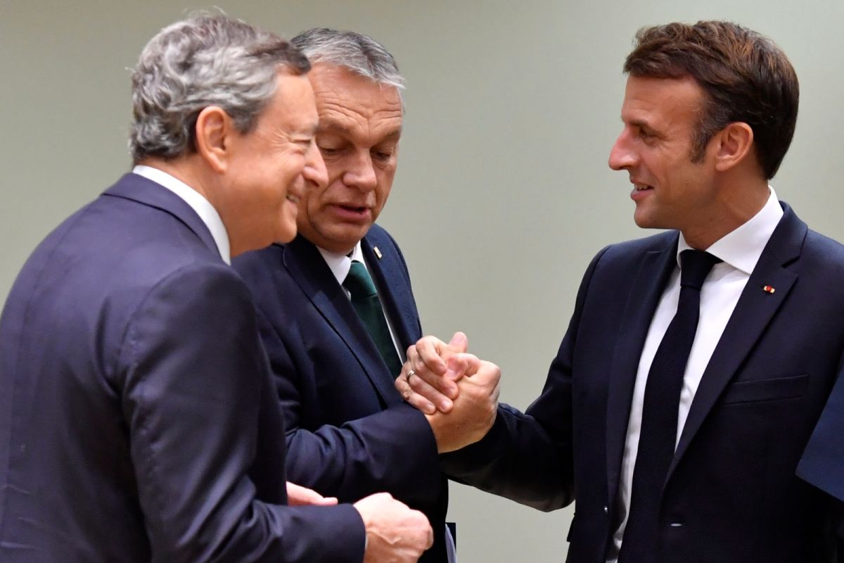 ▲即將卸任的義大利總理德拉吉（左1）最後1次出席歐洲理事會（European Council）峰會，提醒歐洲領導人同僚以及極右派繼任者，團結的歐洲才是指路明燈。（圖／美聯社／達志影像）