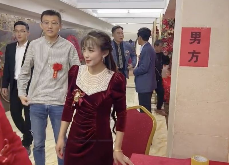 ▲中國就有一名婆婆年輕貌美，且打扮年輕，甚至在兒子的婚禮上，還因太過貌美而被誤認為新娘。（圖／翻攝自「星視頻」）