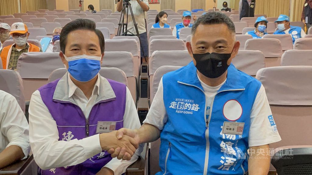 ▲金門縣選委會21日進行縣長參選人號次抽籤，無黨籍參選人陳福海（左）、爭取連任的現任縣長楊鎮浯（右）皆親自到場抽籤。中央社記者黃慧敏攝 111年10月21日