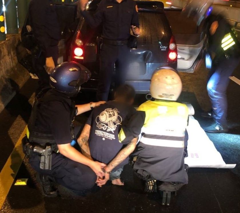 ▲犯嫌在快速道路上碰到連環車禍，警方利用機會，將其拖下車逮捕。。（圖／翻攝畫面） 