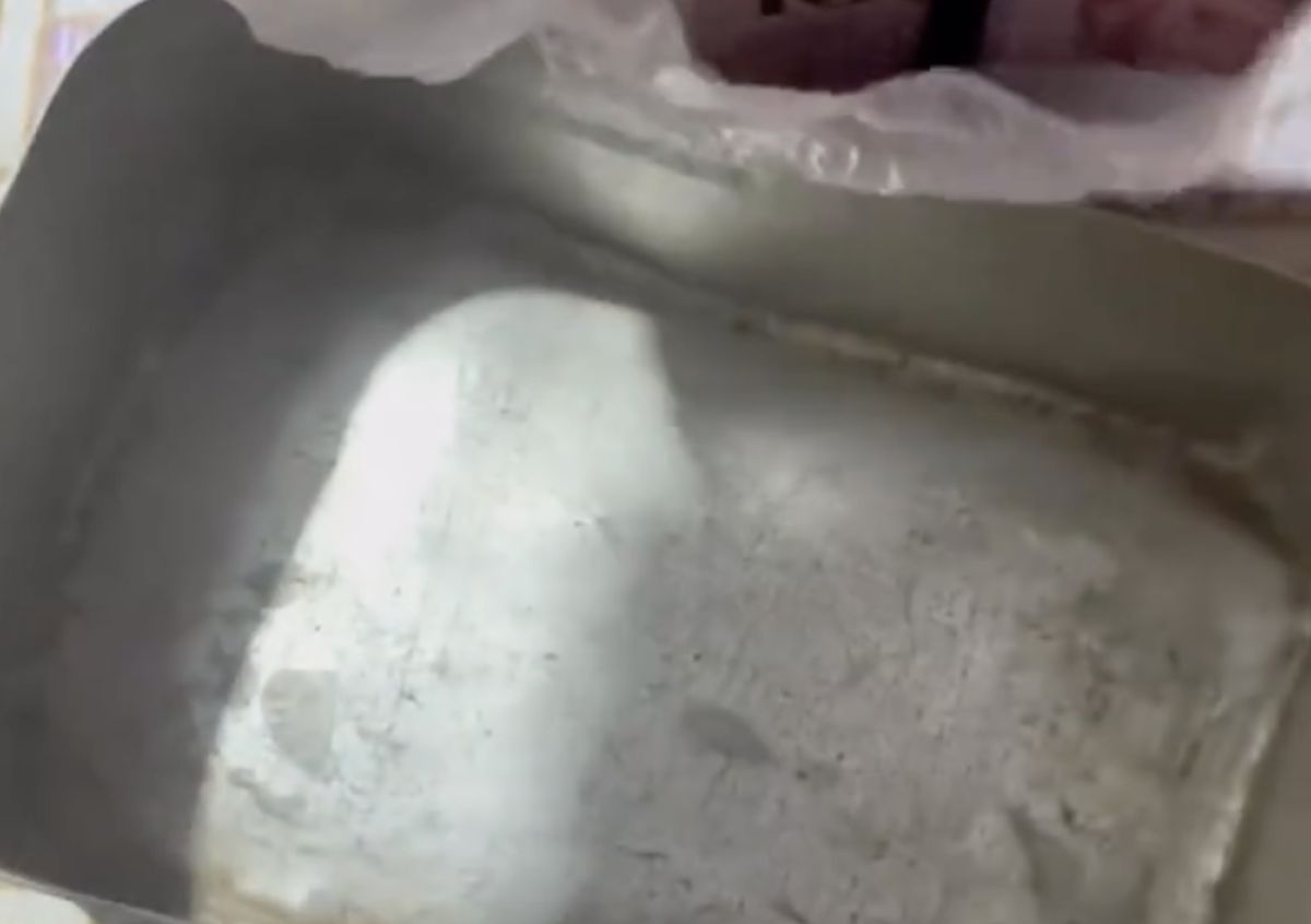 ▲一名父親在臨終前告訴3個子女，家裡水缸下有一個便當鐵盒，要他們在沒人的時候取出。（圖／翻攝自沸點視頻）