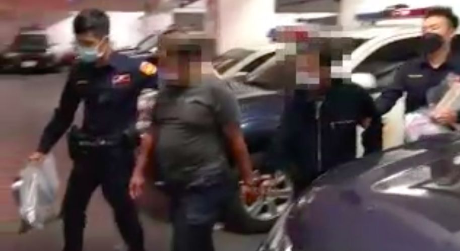 ▲台北市巫姓男子持毒，遇到員警路檢時假意配合受益，卻趁機將毒品丟包至路旁草叢中，當場被抓包後帶回。（圖／翻攝畫面）