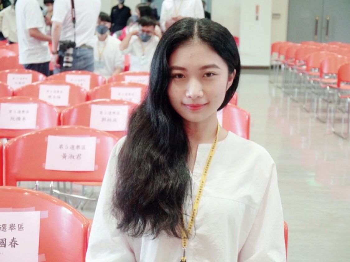 ▲侯友宜選辦政治實習生陳皓寧代表出席出席新北市長選舉號次抽籤，長髮披肩的萌樣吸引現場工作人員注目。（圖 ／記者吳嘉億攝）