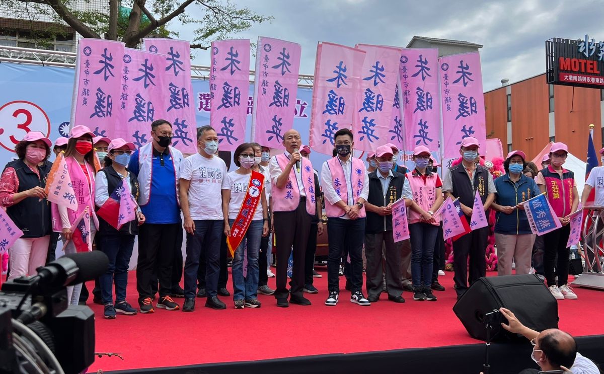 ▲前高雄市長韓國瑜到台中為市議員朱暖英助講，與江啟臣同框。（圖／記者顏幸如攝，2022.10.22）