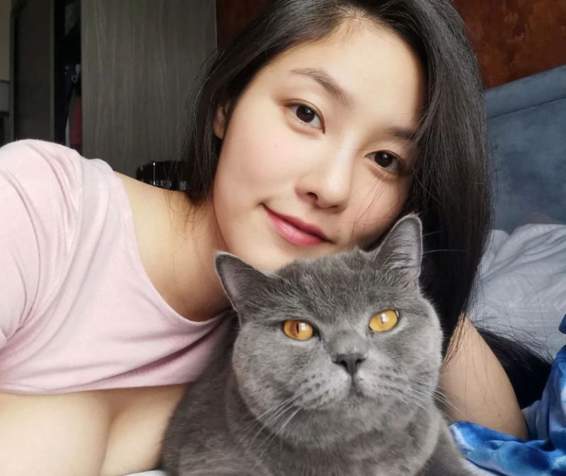 ▲一位泰國中文老師就分享自己在家與貓咪親暱互動。（圖／翻攝ddyatinn IG）