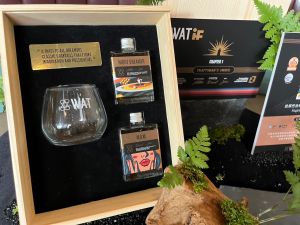 WAT瓶裝雞尾酒推出「職人之選聯名禮盒」。(圖/記者鍾怡婷攝) ▲WAT瓶裝雞尾酒推出「職人之選聯名禮盒」。(圖/記者鍾怡婷攝)