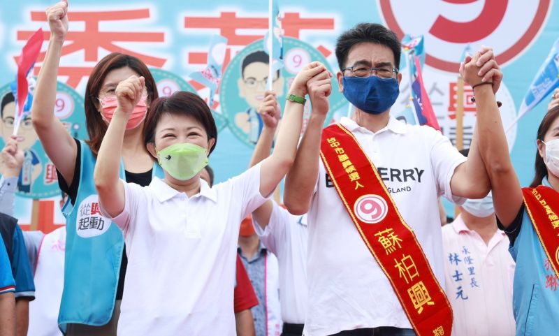 ▲盧秀燕上午趕了5場造勢活動,第一站是市議員蘇柏興競選服務處成立。(圖/盧秀燕競總提供,2022.10.22)