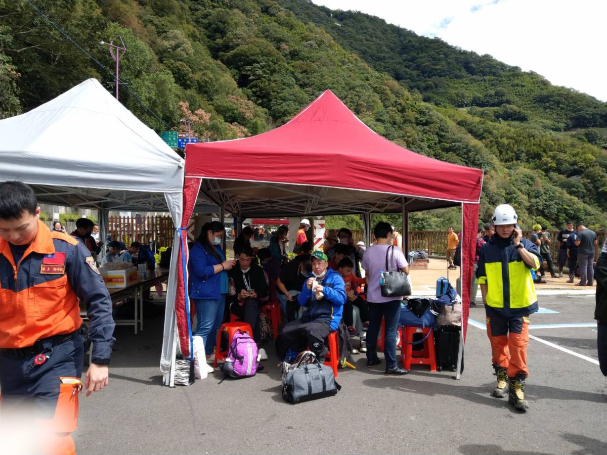▲公路總局表示，受到尼莎颱風挾帶雨勢影響，受困於台7線北橫明池山莊民眾今（22）日全數安全下山。（圖／公路總局提供）