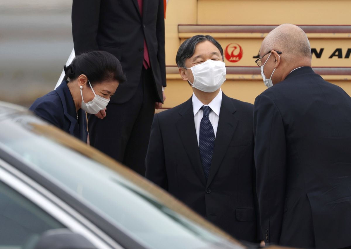 ▲日皇德仁與皇后雅子為出席第37屆國民文化祭等活動，今天搭乘專機從東京羽田機場前往沖繩縣。這是德仁2019年即位後，跟雅子首度訪問當地。（圖／美聯社／達志影像）