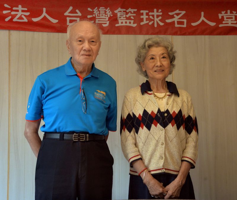 ▲獲選首屆台灣籃球名人堂陳祖烈(左)與荊玲。台灣籃球名人堂協會提供