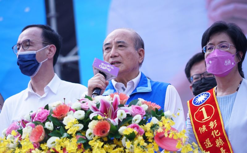 ▲王金平讚美王惠美為地方奔走,是「布鞋穿得最多的縣長」。(圖/王惠美競總提供,2022.10.22)