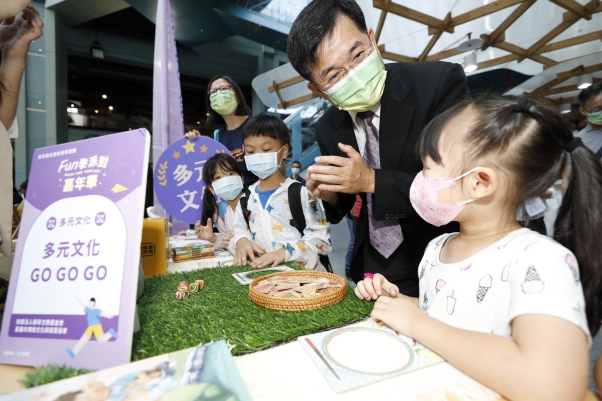 ▲教育部長潘文忠與民眾一起樂學習，體驗終身學習活動。（圖／金車文教基金提供）