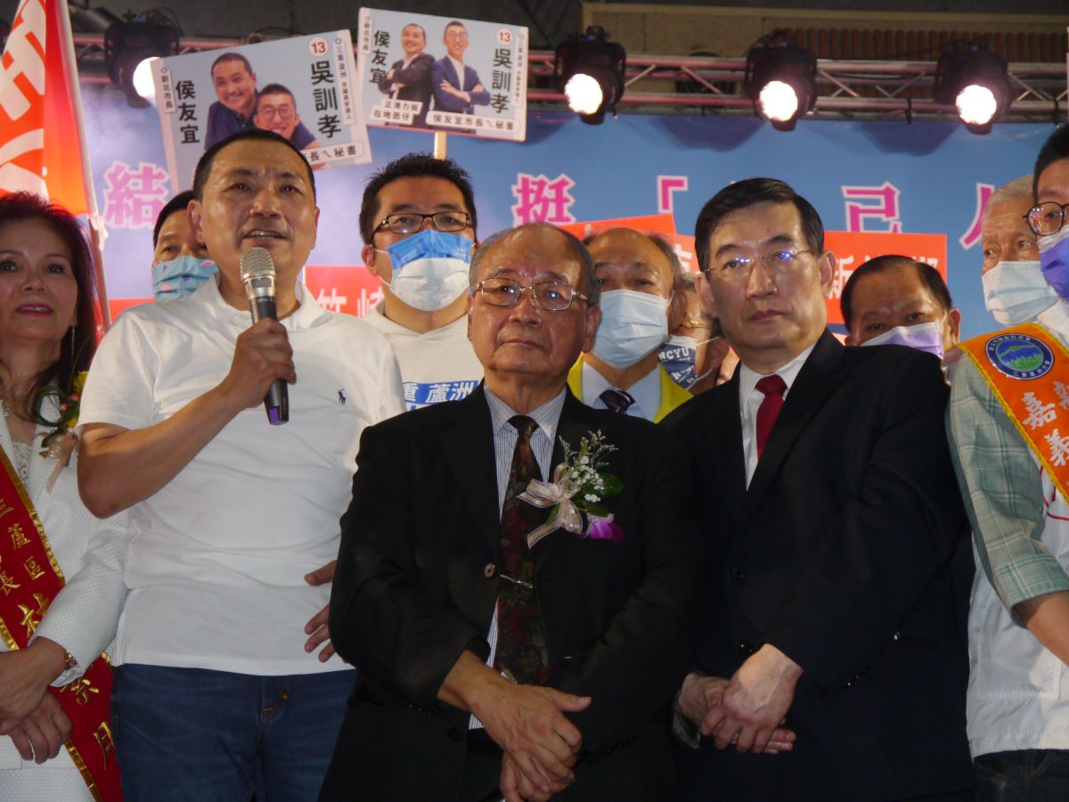 ▲侯友宜出席三重區嘉義同鄉會活動，其博士論文指導教授蔡德輝、黃富源站台力挺，表示論文絕對沒有抄襲。（圖 ／記者吳嘉億攝，2022.10.22）