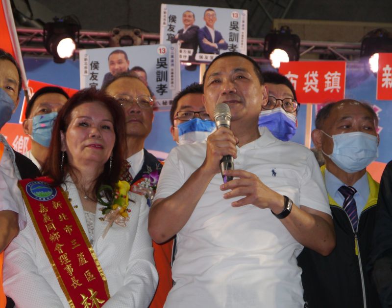 侯友宜出席三重區嘉義同鄉會活動,向現場嘉義鄉親發表以說,拜託大家持續支持,一起讓新北市更好、台灣更好。(圖 /記者吳嘉億攝,2022.10.22)