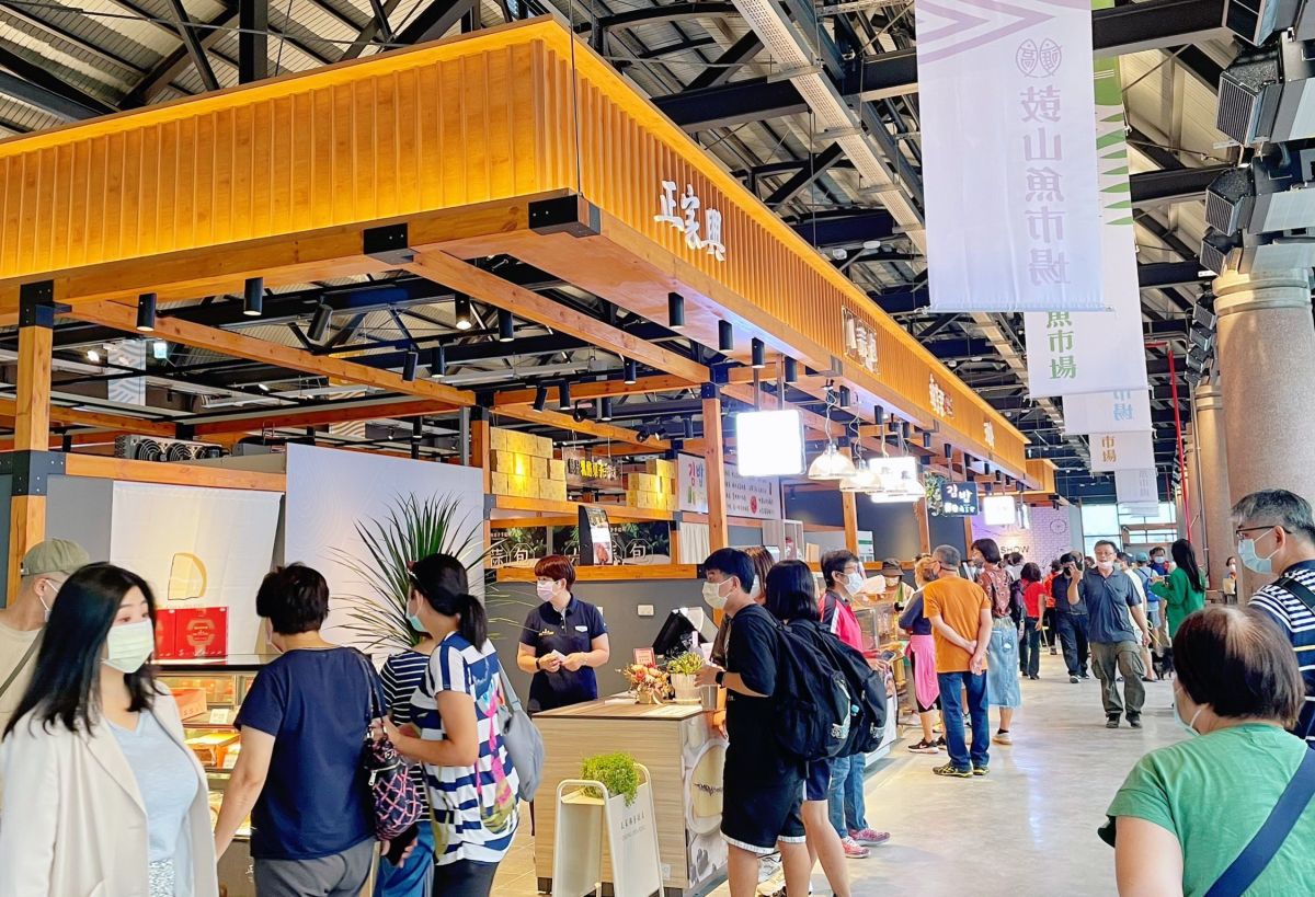 ▲鼓山魚市場重新開幕，成為農漁精品展售中心，民眾逛吃鼓山魚市場攤位美食。(圖／記者陳美嘉攝)