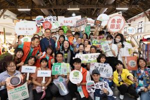 經濟部長王美花及數位部長唐鳳與來自全台各地20個群聚小微企業合影。 ▲經濟部長王美花及數位部長唐鳳與來自全台各地20個群聚小微企業合影。(圖/經濟部提供)