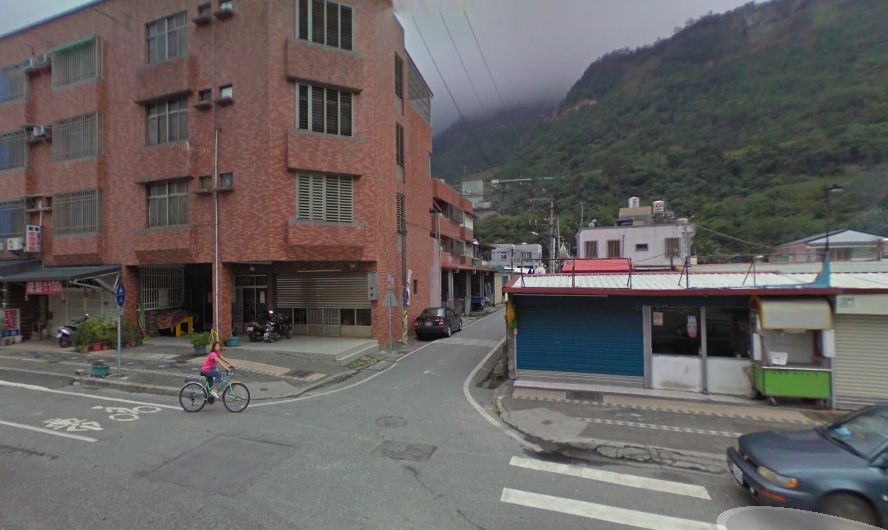 ▲葉男21日駕駛資源回收車時，右轉疑因視線死角，竟不慎輾過一名騎腳踏車的男童。（圖／翻攝google地圖）