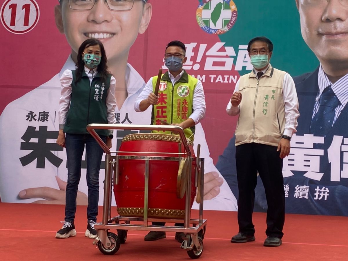 ▲永康區市議員候選人朱正軒擂起戰鼓，表達進入議會殿堂的決心（圖／記者張振興攝，2022,10,22）