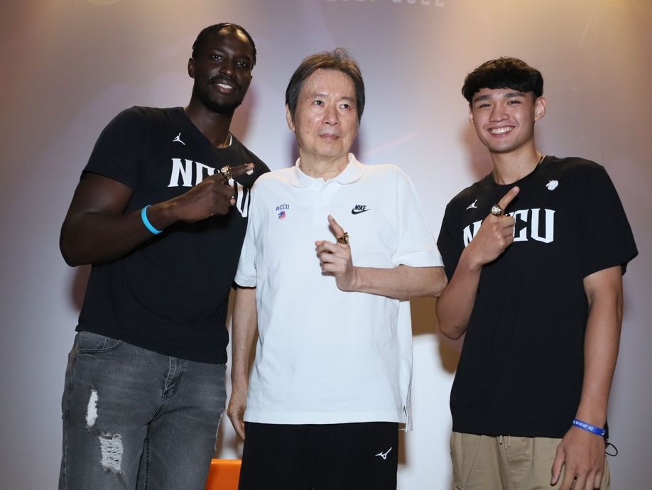 ▲政大頒發冠軍戒指。球隊提供