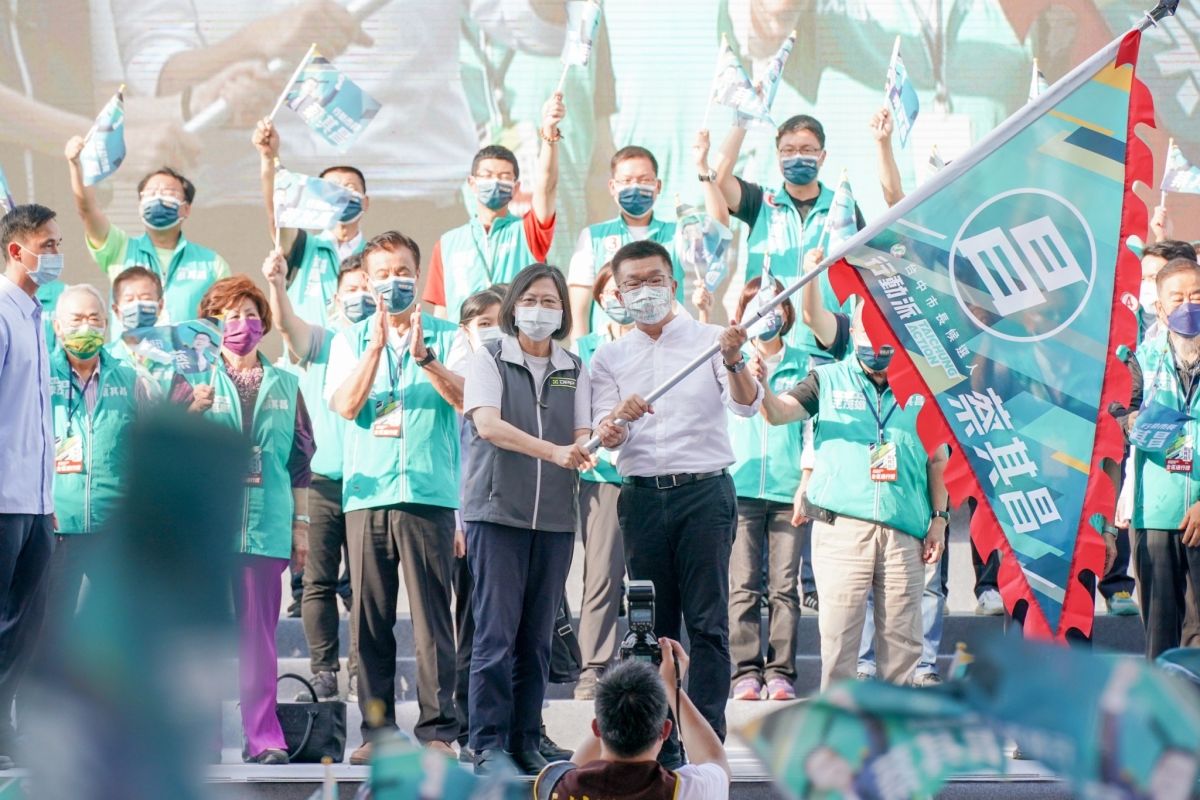 ▲蔡其昌成立競選總部，蔡英文前往授戰旗。（圖／蔡其昌競總提供，2022.10.22）