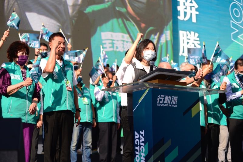 ▲蔡英文今天老師上身,對台下群眾「交待回家功課」。(圖/蔡其昌競總提供,2022.10.22)