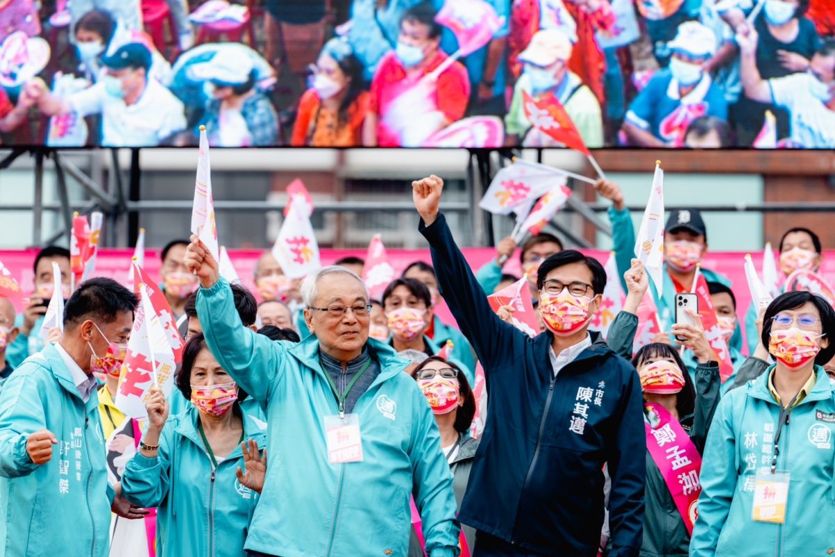 ▲高雄市長陳其邁今天在鳳山成立競選總部，陳其邁看到現場市民們相挺，他感動的說，他很慶幸是一個高雄人，高雄是他一生唯一的選擇。（圖／陳其邁競選總部提供）
