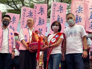韓國瑜現身台中助講 韓粉瘋狂麥克風、鞋子都掉了 ▲前高雄市勞工局長王秋冬的妻子朱暖英成立競選總部,韓國瑜送包粽。(圖/朱暖英競總提供,2022.10.22)