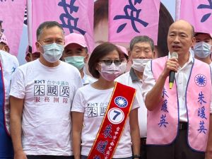韓國瑜現身台中助講 韓粉瘋狂麥克風、鞋子都掉了 ▲韓國瑜指綠委對他台中站台「霹哩啪拉講一頓」,不是人民想看到的政治。(圖/朱暖英競總提供,2022.10.22)