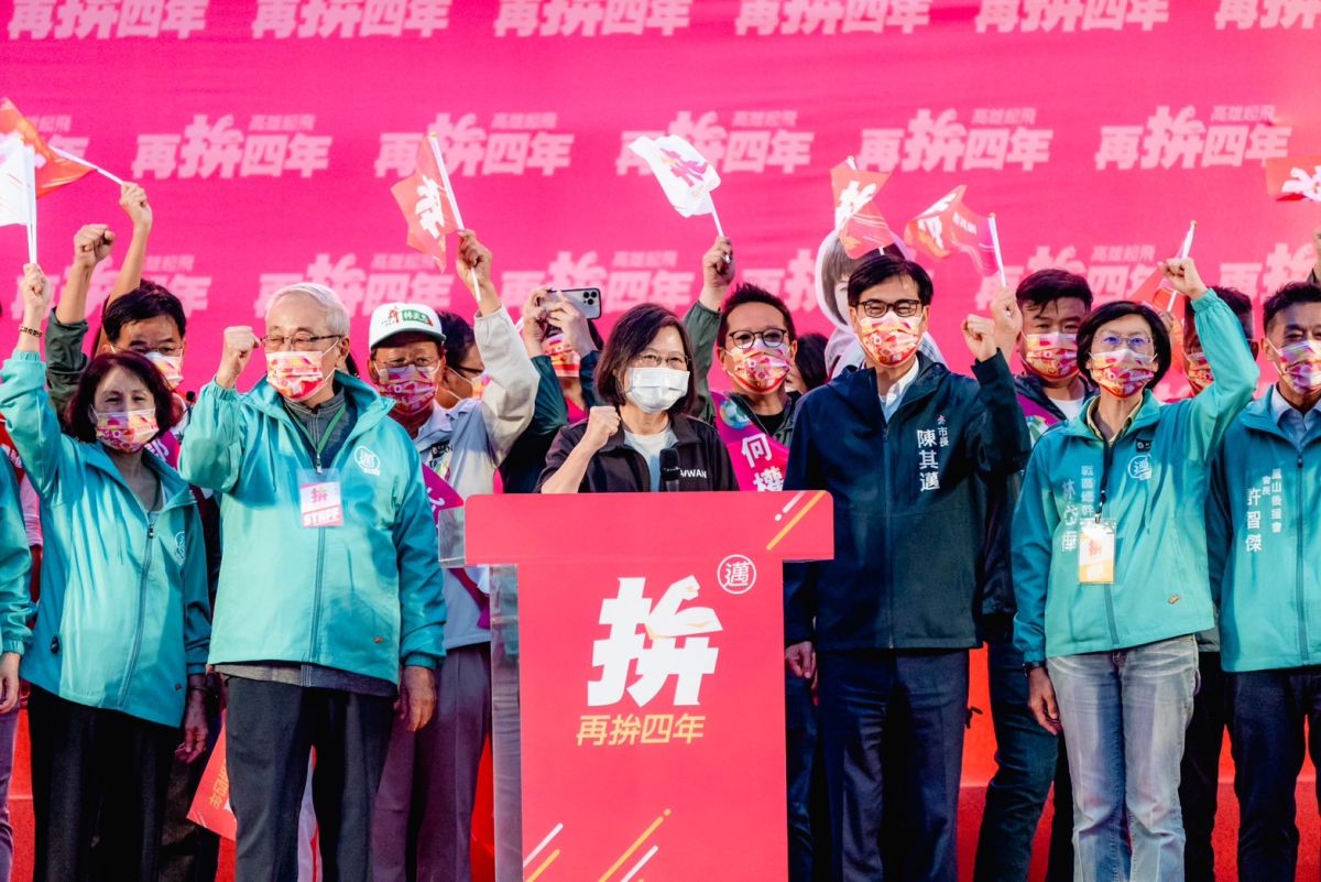 ▲總統蔡英文今天出席陳其邁競選成立大會，力挺陳其邁提醒高雄市民，不要想說高雄穩穩地，因為就差你一票，要大家繼續替4號陳其邁拉票，讓其邁贏、讓高雄大贏。（圖／陳其邁競選總部提供）