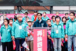 ▲陳其邁表示,他是市長民選以來第一個高雄囝仔當選市長,也是第一個在地的市長,在這裡讀書娶妻生子、參與民主政治,整個青春歲月都與所有人一起打拚。(圖/陳其邁競選總部提供) ▲陳其邁表示,他是市長民選以來第一個高雄囝仔當選市長,也是第一個在地的市長,在這裡讀書娶妻生子、參與民主政治,整個青春歲月都與所有人一起打拚。(圖/陳其邁競選總部提供)