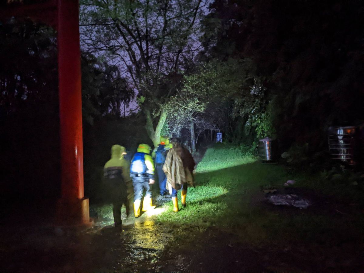 ▲稍早傳出一隊登山團體共23人，於石碇的「小霸尖」健行時，因遇上暴雨，在行程中迷路。（圖／翻攝畫面）