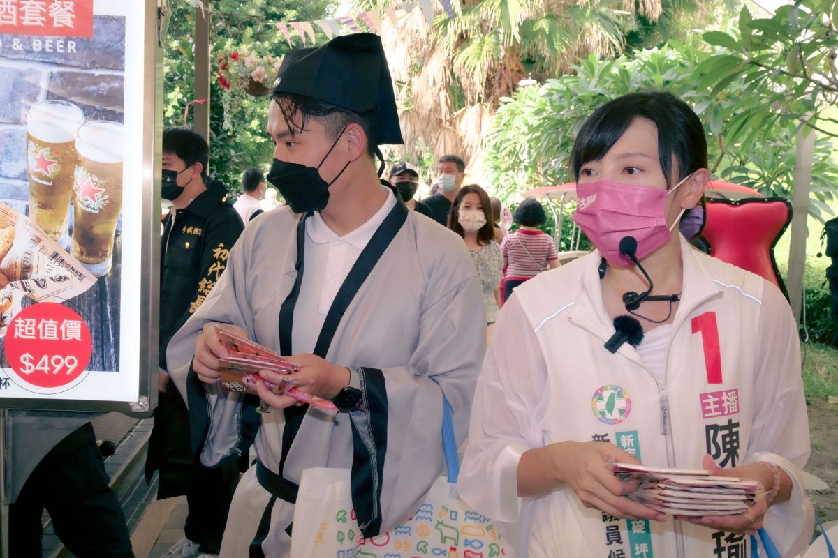 ▲陳乃瑜化身女鬼聶小倩，與化身甯采臣的張銘祐，一起在碧潭商圈踩點發糖果，宣傳兒童劇。（圖 ／翻攝《陳乃瑜 美人瑜媽媽》臉書）