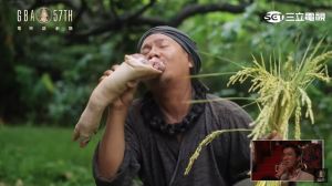 ▲阿翰啃生豬腳。(圖/翻攝自三立電視) ▲阿翰啃生豬腳。(圖/翻攝自三立電視)