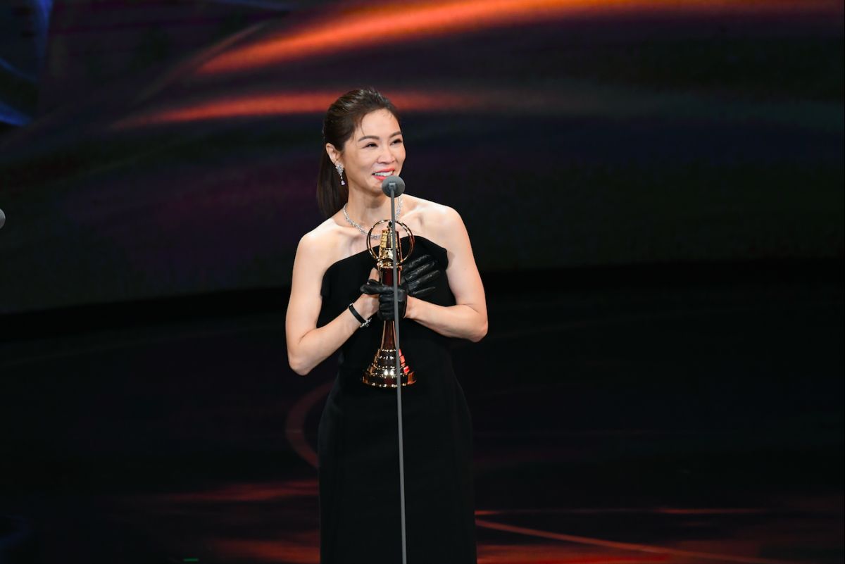 ▲謝盈萱奪下視后寶座，豈料因搞錯得獎作品，在台上爆粗口，對此，她也落淚道歉「我做了很不好的示範」。（圖／三立電視提供）