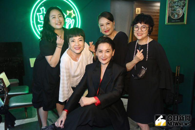 ▲陳亞蘭(中)拿下「最佳男主角」,開心慶功。(圖/記者吳政璋攝)