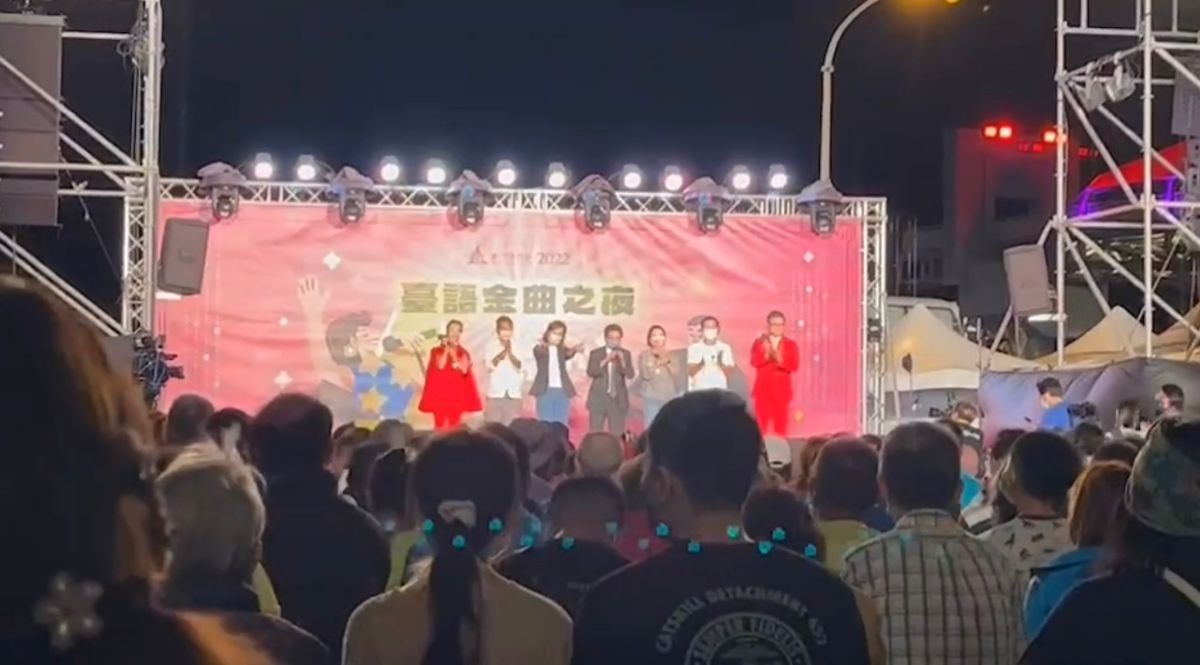 ▲新竹市政府於香山天后宮舉辦「2022台語金曲之夜」活動，邀請已經請辭副市長職務、投入選戰的民進黨新竹市長候選人沈慧虹上台，遭對手批違反行政中立。(圖／高虹安競辦提供)