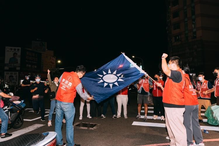 ▲台灣基進台南黨部主委暨東區參選人李宗霖,22日晚間前往謝龍介造勢晚會焚燒國民黨旗。(圖/翻攝自台灣基進台南黨部臉書)
