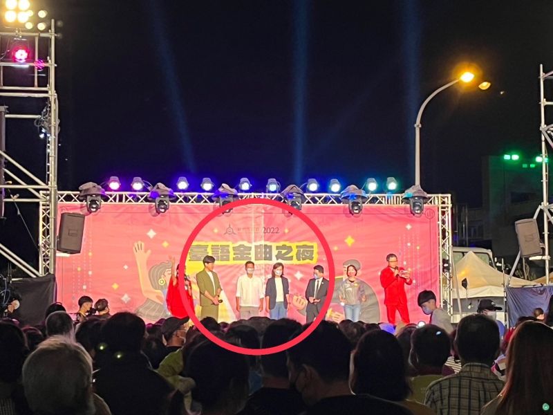 ▲新竹市政府於香山天后宮舉辦「2022台語金曲之夜」活動,邀請已經請辭副市長職務、投入選戰的民進黨新竹市長候選人沈慧虹上台(紅圈處),遭對手批違反行政中立。(圖/林耕仁競辦提供)