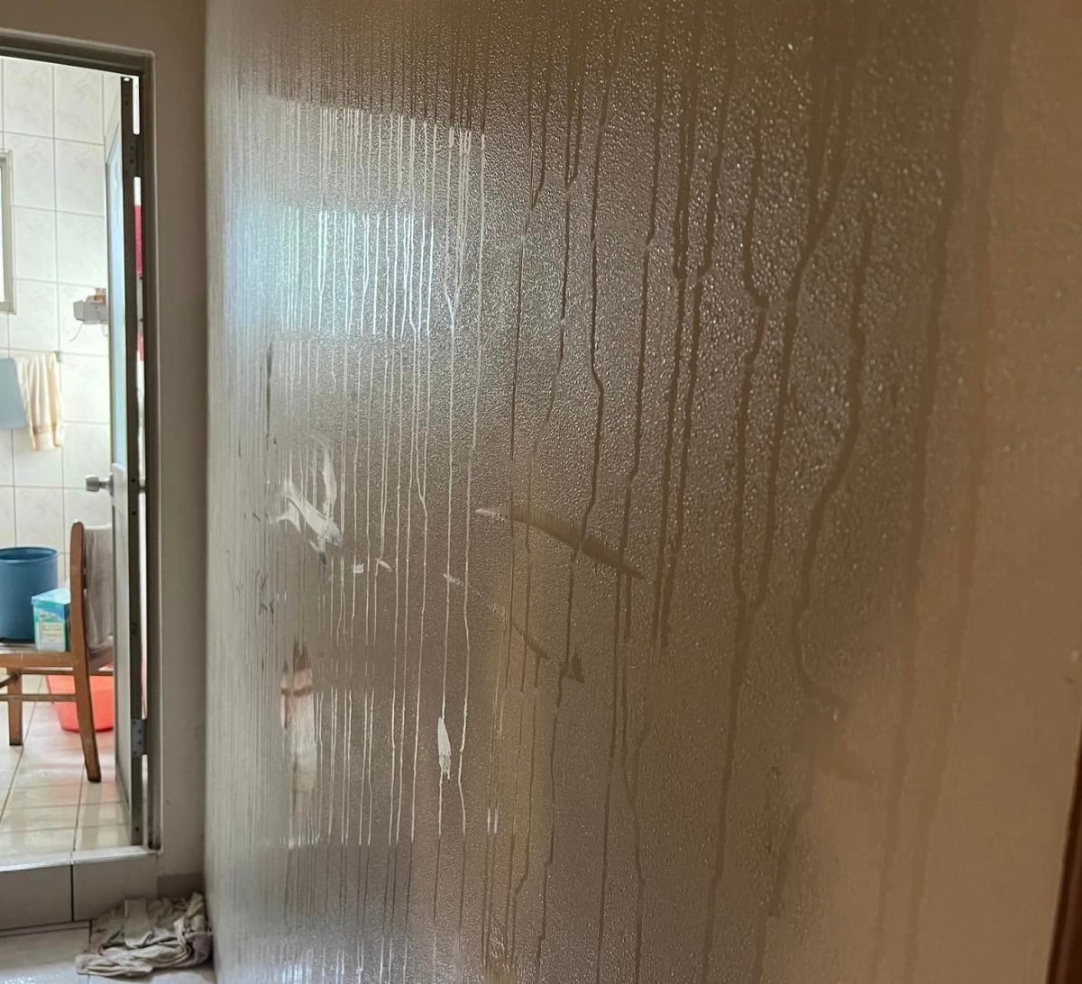 ▲有位宜蘭男子無奈表示，家中牆面「狂流汗」，連出動除濕機都無效。（圖／翻攝《爆怨公社》）