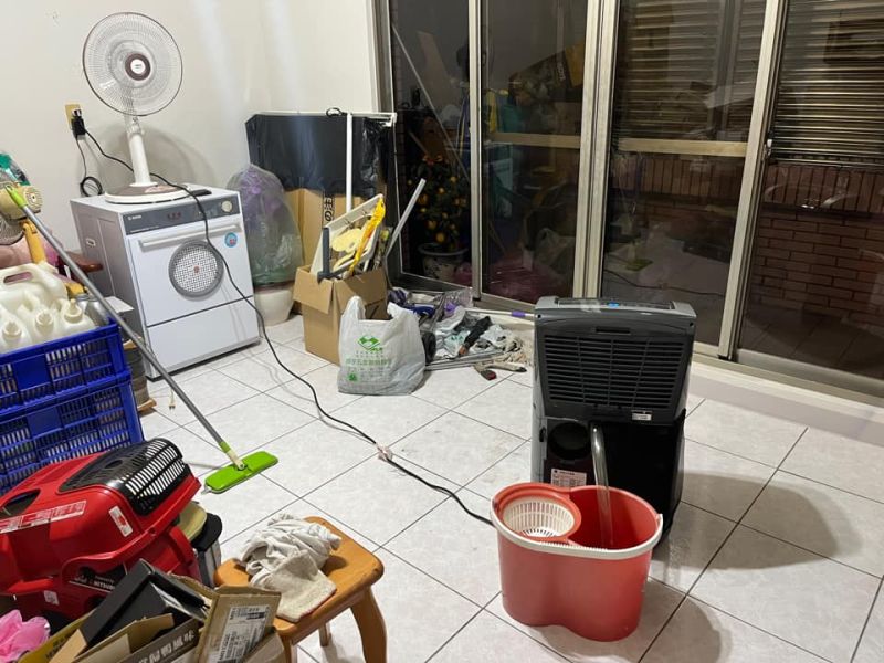 ▲原PO緊閉家中門窗後重啟除濕機等物品，終於成功解決反潮問題。（圖／翻攝《爆怨公社》）