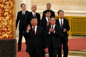 中共中央政治局常委登場 習近平確定連任 ▲習近平率領新一任中央政治局常委進入記者會會場。(圖/美聯社/達志影像)